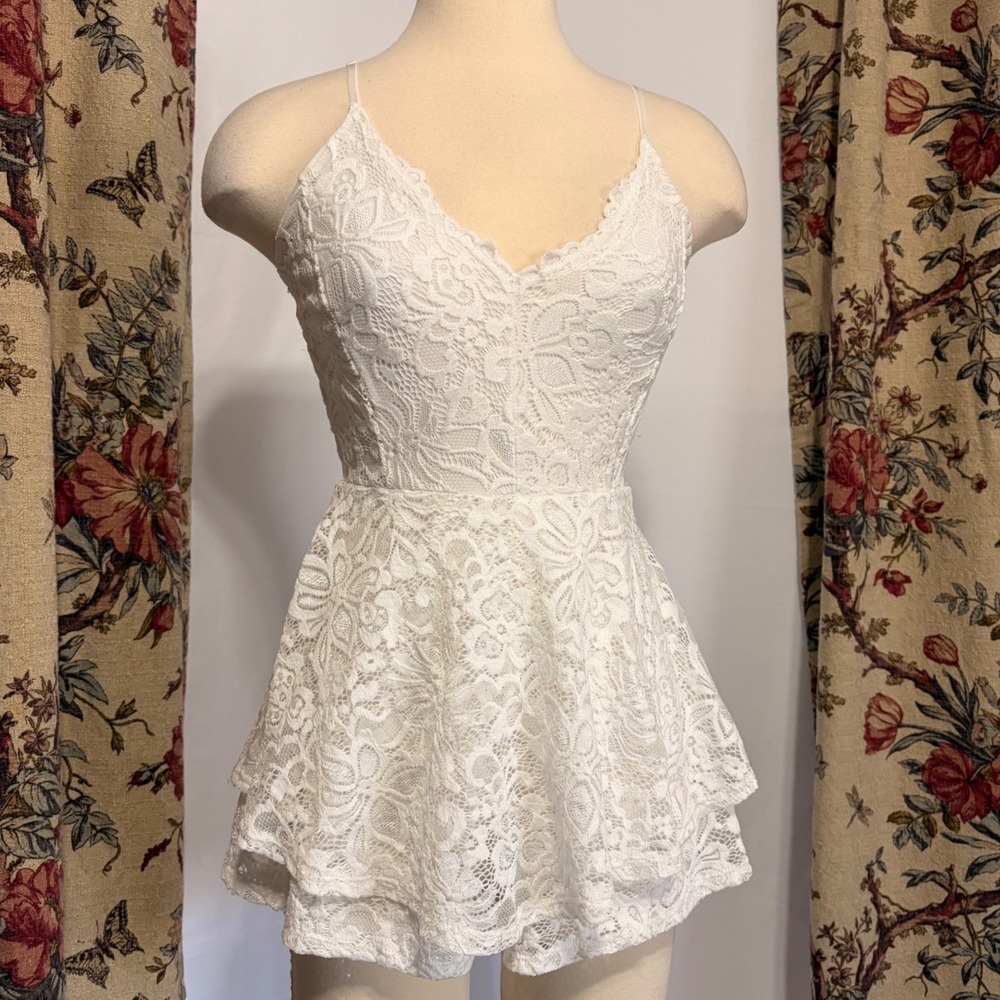 Windsor Adorable White Floral Lace Romper V-Neck Tiered Ruffle Boho Coquette